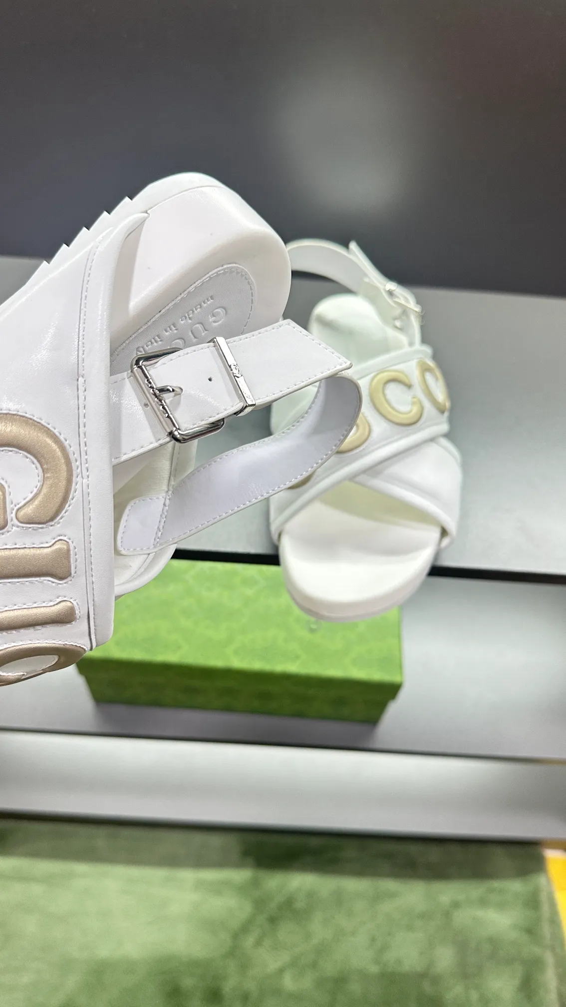 [G Family Couple Style] P: 320💰Female size 36~40 Men's size 39~45, (46. Custom-made GG slippers for men and women. This slipper is made of GG polyester fiber and is decorated with a Gucci label on the front, which adds a striking logo feel to the style. Beige GG recycled polyester fiber, same size for men and women, leather trim